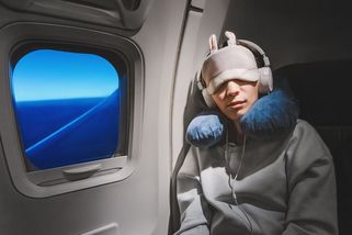 Jak minimalizovat jet lag? Pomocí strategického jídla a pití